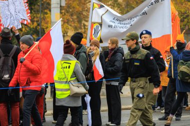 Wroclaw, Polonya - 11 Kasım 2024: Wroclaw 'da Neşeli Bağımsızlık Günü Yürüyüşü, Polonya Bayrakları, Öğrencileri ve 11 Kasım' ı Kutlayan Ailelerle Vatanseverlik Yürüyüşü