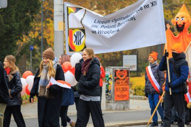 Wroclaw, Polonya - 11 Kasım 2024: Wroclaw 'da Neşeli Bağımsızlık Günü Yürüyüşü, Polonya Bayrakları, Öğrencileri ve 11 Kasım' ı Kutlayan Ailelerle Vatanseverlik Yürüyüşü