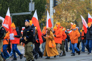 Wroclaw, Polonya - 11 Kasım 2024: Wroclaw 'da Neşeli Bağımsızlık Günü Yürüyüşü, Polonya Bayrakları, Öğrencileri ve 11 Kasım' ı Kutlayan Ailelerle Vatanseverlik Yürüyüşü