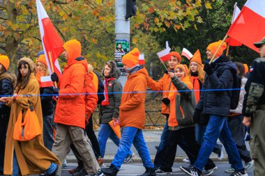Wroclaw, Polonya - 11 Kasım 2024: Wroclaw 'da Neşeli Bağımsızlık Günü Yürüyüşü, Polonya Bayrakları, Öğrencileri ve 11 Kasım' ı Kutlayan Ailelerle Vatanseverlik Yürüyüşü