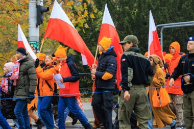 Wroclaw, Polonya - 11 Kasım 2024: Wroclaw 'da Neşeli Bağımsızlık Günü Yürüyüşü, Polonya Bayrakları, Öğrencileri ve 11 Kasım' ı Kutlayan Ailelerle Vatanseverlik Yürüyüşü