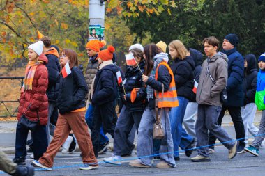 Wroclaw, Polonya - 11 Kasım 2024: Wroclaw 'da Neşeli Bağımsızlık Günü Yürüyüşü, Polonya Bayrakları, Öğrencileri ve 11 Kasım' ı Kutlayan Ailelerle Vatanseverlik Yürüyüşü