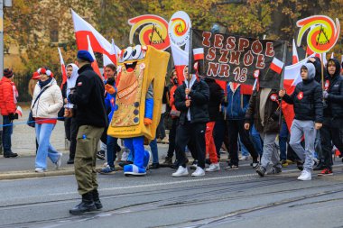 Wroclaw, Polonya - 11 Kasım 2024: Wroclaw 'da Neşeli Bağımsızlık Günü Yürüyüşü, Polonya Bayrakları, Öğrencileri ve 11 Kasım' ı Kutlayan Ailelerle Vatanseverlik Yürüyüşü