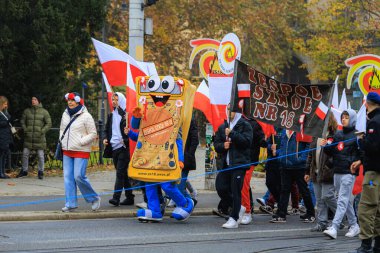 Wroclaw, Polonya - 11 Kasım 2024: Wroclaw 'da Neşeli Bağımsızlık Günü Yürüyüşü, Polonya Bayrakları, Öğrencileri ve 11 Kasım' ı Kutlayan Ailelerle Vatanseverlik Yürüyüşü