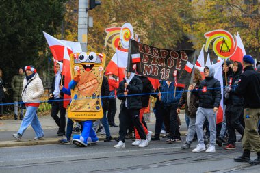 Wroclaw, Polonya - 11 Kasım 2024: Wroclaw 'da Neşeli Bağımsızlık Günü Yürüyüşü, Polonya Bayrakları, Öğrencileri ve 11 Kasım' ı Kutlayan Ailelerle Vatanseverlik Yürüyüşü