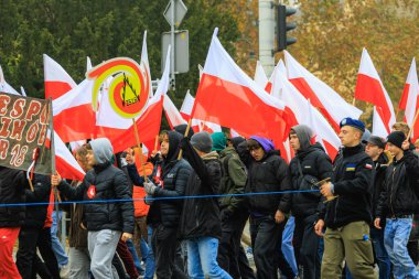 Wroclaw, Polonya - 11 Kasım 2024: Wroclaw 'da Neşeli Bağımsızlık Günü Yürüyüşü, Polonya Bayrakları, Öğrencileri ve 11 Kasım' ı Kutlayan Ailelerle Vatanseverlik Yürüyüşü