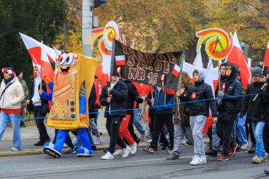 Wroclaw, Polonya - 11 Kasım 2024: Wroclaw 'da Neşeli Bağımsızlık Günü Yürüyüşü, Polonya Bayrakları, Öğrencileri ve 11 Kasım' ı Kutlayan Ailelerle Vatanseverlik Yürüyüşü
