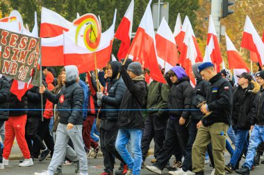 Wroclaw, Polonya - 11 Kasım 2024: Wroclaw 'da Neşeli Bağımsızlık Günü Yürüyüşü, Polonya Bayrakları, Öğrencileri ve 11 Kasım' ı Kutlayan Ailelerle Vatanseverlik Yürüyüşü