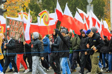 Wroclaw, Polonya - 11 Kasım 2024: Wroclaw 'da Neşeli Bağımsızlık Günü Yürüyüşü, Polonya Bayrakları, Öğrencileri ve 11 Kasım' ı Kutlayan Ailelerle Vatanseverlik Yürüyüşü
