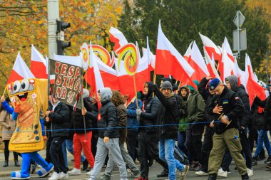 Wroclaw, Polonya - 11 Kasım 2024: Wroclaw 'da Neşeli Bağımsızlık Günü Yürüyüşü, Polonya Bayrakları, Öğrencileri ve 11 Kasım' ı Kutlayan Ailelerle Vatanseverlik Yürüyüşü