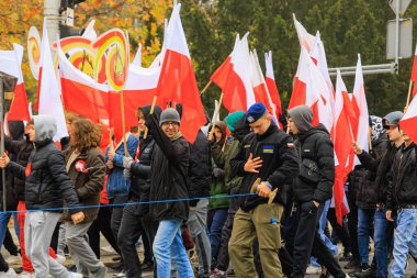 Wroclaw, Polonya - 11 Kasım 2024: Wroclaw 'da Neşeli Bağımsızlık Günü Yürüyüşü, Polonya Bayrakları, Öğrencileri ve 11 Kasım' ı Kutlayan Ailelerle Vatanseverlik Yürüyüşü