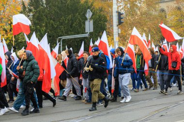Wroclaw, Polonya - 11 Kasım 2024: Wroclaw 'da Neşeli Bağımsızlık Günü Yürüyüşü, Polonya Bayrakları, Öğrencileri ve 11 Kasım' ı Kutlayan Ailelerle Vatanseverlik Yürüyüşü