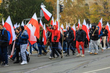Wroclaw, Polonya - 11 Kasım 2024: Wroclaw 'da Neşeli Bağımsızlık Günü Yürüyüşü, Polonya Bayrakları, Öğrencileri ve 11 Kasım' ı Kutlayan Ailelerle Vatanseverlik Yürüyüşü