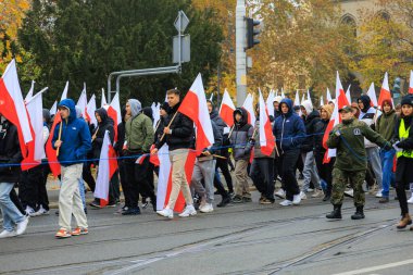 Wroclaw, Polonya - 11 Kasım 2024: Wroclaw 'da Neşeli Bağımsızlık Günü Yürüyüşü, Polonya Bayrakları, Öğrencileri ve 11 Kasım' ı Kutlayan Ailelerle Vatanseverlik Yürüyüşü