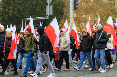 Wroclaw, Polonya - 11 Kasım 2024: Wroclaw 'da Neşeli Bağımsızlık Günü Yürüyüşü, Polonya Bayrakları, Öğrencileri ve 11 Kasım' ı Kutlayan Ailelerle Vatanseverlik Yürüyüşü