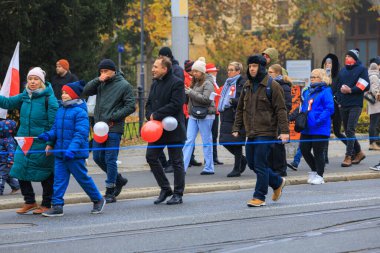 Wroclaw, Polonya - 11 Kasım 2024: Wroclaw 'da Neşeli Bağımsızlık Günü Yürüyüşü, Polonya Bayrakları, Öğrencileri ve 11 Kasım' ı Kutlayan Ailelerle Vatanseverlik Yürüyüşü