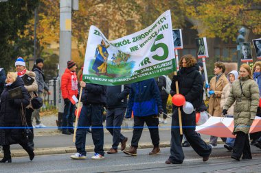 Wroclaw, Polonya - 11 Kasım 2024: Wroclaw 'da Neşeli Bağımsızlık Günü Yürüyüşü, Polonya Bayrakları, Öğrencileri ve 11 Kasım' ı Kutlayan Ailelerle Vatanseverlik Yürüyüşü