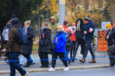 Wroclaw, Polonya - 11 Kasım 2024: Wroclaw 'da Neşeli Bağımsızlık Günü Yürüyüşü, Polonya Bayrakları, Öğrencileri ve 11 Kasım' ı Kutlayan Ailelerle Vatanseverlik Yürüyüşü