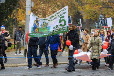Wroclaw, Polonya - 11 Kasım 2024: Wroclaw 'da Neşeli Bağımsızlık Günü Yürüyüşü, Polonya Bayrakları, Öğrencileri ve 11 Kasım' ı Kutlayan Ailelerle Vatanseverlik Yürüyüşü