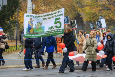 Wroclaw, Polonya - 11 Kasım 2024: Wroclaw 'da Neşeli Bağımsızlık Günü Yürüyüşü, Polonya Bayrakları, Öğrencileri ve 11 Kasım' ı Kutlayan Ailelerle Vatanseverlik Yürüyüşü