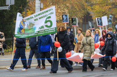 Wroclaw, Polonya - 11 Kasım 2024: Wroclaw 'da Neşeli Bağımsızlık Günü Yürüyüşü, Polonya Bayrakları, Öğrencileri ve 11 Kasım' ı Kutlayan Ailelerle Vatanseverlik Yürüyüşü