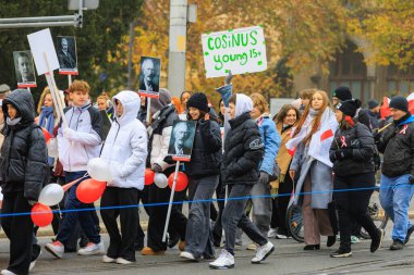 Wroclaw, Polonya - 11 Kasım 2024: Wroclaw 'da Neşeli Bağımsızlık Günü Yürüyüşü, Polonya Bayrakları, Öğrencileri ve 11 Kasım' ı Kutlayan Ailelerle Vatanseverlik Yürüyüşü