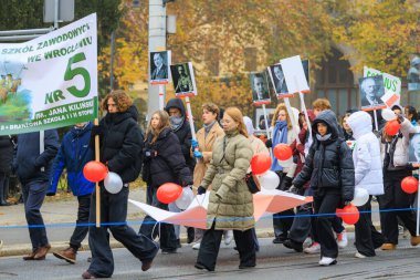 Wroclaw, Polonya - 11 Kasım 2024: Wroclaw 'da Neşeli Bağımsızlık Günü Yürüyüşü, Polonya Bayrakları, Öğrencileri ve 11 Kasım' ı Kutlayan Ailelerle Vatanseverlik Yürüyüşü