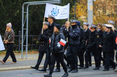 Wroclaw, Polonya - 11 Kasım 2024: Wroclaw 'da Neşeli Bağımsızlık Günü Yürüyüşü, Polonya Bayrakları, Öğrencileri ve 11 Kasım' ı Kutlayan Ailelerle Vatanseverlik Yürüyüşü