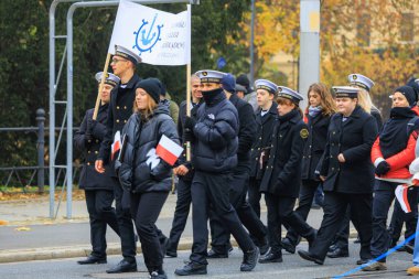 Wroclaw, Polonya - 11 Kasım 2024: Wroclaw 'da Neşeli Bağımsızlık Günü Yürüyüşü, Polonya Bayrakları, Öğrencileri ve 11 Kasım' ı Kutlayan Ailelerle Vatanseverlik Yürüyüşü