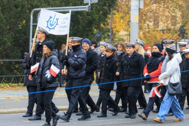Wroclaw, Polonya - 11 Kasım 2024: Wroclaw 'da Neşeli Bağımsızlık Günü Yürüyüşü, Polonya Bayrakları, Öğrencileri ve 11 Kasım' ı Kutlayan Ailelerle Vatanseverlik Yürüyüşü