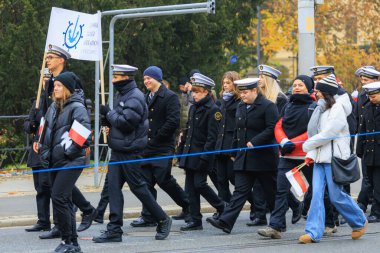 Wroclaw, Polonya - 11 Kasım 2024: Wroclaw 'da Neşeli Bağımsızlık Günü Yürüyüşü, Polonya Bayrakları, Öğrencileri ve 11 Kasım' ı Kutlayan Ailelerle Vatanseverlik Yürüyüşü