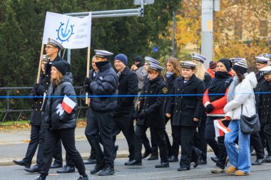 Wroclaw, Polonya - 11 Kasım 2024: Wroclaw 'da Neşeli Bağımsızlık Günü Yürüyüşü, Polonya Bayrakları, Öğrencileri ve 11 Kasım' ı Kutlayan Ailelerle Vatanseverlik Yürüyüşü