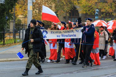 Wroclaw, Polonya - 11 Kasım 2024: Wroclaw 'da Neşeli Bağımsızlık Günü Yürüyüşü, Polonya Bayrakları, Öğrencileri ve 11 Kasım' ı Kutlayan Ailelerle Vatanseverlik Yürüyüşü