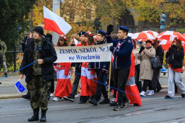 Wroclaw, Polonya - 11 Kasım 2024: Wroclaw 'da Neşeli Bağımsızlık Günü Yürüyüşü, Polonya Bayrakları, Öğrencileri ve 11 Kasım' ı Kutlayan Ailelerle Vatanseverlik Yürüyüşü