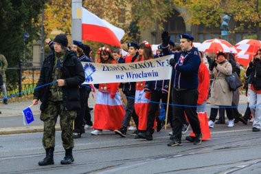 Wroclaw, Polonya - 11 Kasım 2024: Wroclaw 'da Neşeli Bağımsızlık Günü Yürüyüşü, Polonya Bayrakları, Öğrencileri ve 11 Kasım' ı Kutlayan Ailelerle Vatanseverlik Yürüyüşü