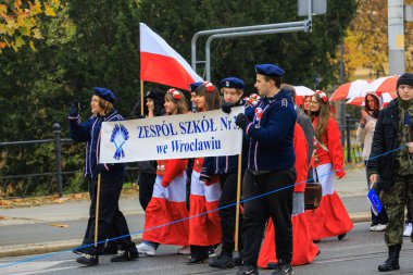 Wroclaw, Polonya - 11 Kasım 2024: Wroclaw 'da Neşeli Bağımsızlık Günü Yürüyüşü, Polonya Bayrakları, Öğrencileri ve 11 Kasım' ı Kutlayan Ailelerle Vatanseverlik Yürüyüşü