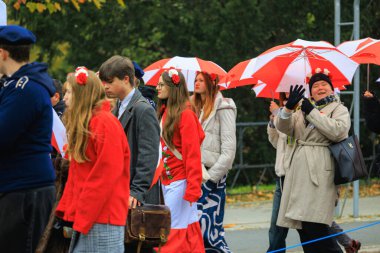 Wroclaw, Polonya - 11 Kasım 2024: Wroclaw 'da Neşeli Bağımsızlık Günü Yürüyüşü, Polonya Bayrakları, Öğrencileri ve 11 Kasım' ı Kutlayan Ailelerle Vatanseverlik Yürüyüşü