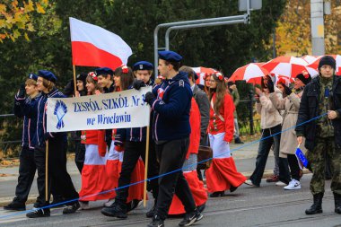 Wroclaw, Polonya - 11 Kasım 2024: Wroclaw 'da Neşeli Bağımsızlık Günü Yürüyüşü, Polonya Bayrakları, Öğrencileri ve 11 Kasım' ı Kutlayan Ailelerle Vatanseverlik Yürüyüşü