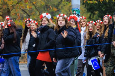 Wroclaw, Polonya - 11 Kasım 2024: Wroclaw 'da Neşeli Bağımsızlık Günü Yürüyüşü, Polonya Bayrakları, Öğrencileri ve 11 Kasım' ı Kutlayan Ailelerle Vatanseverlik Yürüyüşü