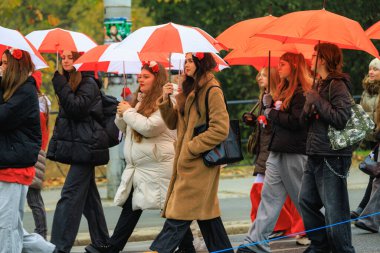 Wroclaw, Polonya - 11 Kasım 2024: Wroclaw 'da Neşeli Bağımsızlık Günü Yürüyüşü, Polonya Bayrakları, Öğrencileri ve 11 Kasım' ı Kutlayan Ailelerle Vatanseverlik Yürüyüşü