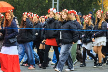 Wroclaw, Polonya - 11 Kasım 2024: Wroclaw 'da Neşeli Bağımsızlık Günü Yürüyüşü, Polonya Bayrakları, Öğrencileri ve 11 Kasım' ı Kutlayan Ailelerle Vatanseverlik Yürüyüşü