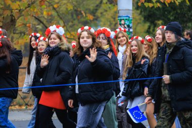 Wroclaw, Polonya - 11 Kasım 2024: Wroclaw 'da Neşeli Bağımsızlık Günü Yürüyüşü, Polonya Bayrakları, Öğrencileri ve 11 Kasım' ı Kutlayan Ailelerle Vatanseverlik Yürüyüşü