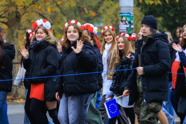 Wroclaw, Polonya - 11 Kasım 2024: Wroclaw 'da Neşeli Bağımsızlık Günü Yürüyüşü, Polonya Bayrakları, Öğrencileri ve 11 Kasım' ı Kutlayan Ailelerle Vatanseverlik Yürüyüşü