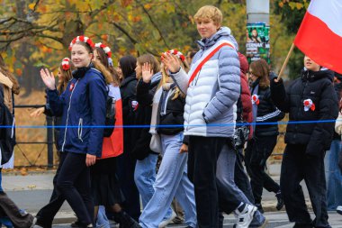 Wroclaw, Polonya - 11 Kasım 2024: Wroclaw 'da Neşeli Bağımsızlık Günü Yürüyüşü, Polonya Bayrakları, Öğrencileri ve 11 Kasım' ı Kutlayan Ailelerle Vatanseverlik Yürüyüşü