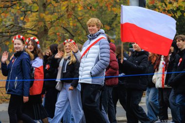 Wroclaw, Polonya - 11 Kasım 2024: Wroclaw 'da Neşeli Bağımsızlık Günü Yürüyüşü, Polonya Bayrakları, Öğrencileri ve 11 Kasım' ı Kutlayan Ailelerle Vatanseverlik Yürüyüşü