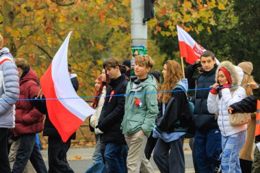 Wroclaw, Polonya - 11 Kasım 2024: Wroclaw 'da Neşeli Bağımsızlık Günü Yürüyüşü, Polonya Bayrakları, Öğrencileri ve 11 Kasım' ı Kutlayan Ailelerle Vatanseverlik Yürüyüşü