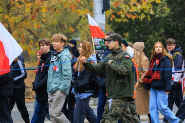 Wroclaw, Polonya - 11 Kasım 2024: Wroclaw 'da Neşeli Bağımsızlık Günü Yürüyüşü, Polonya Bayrakları, Öğrencileri ve 11 Kasım' ı Kutlayan Ailelerle Vatanseverlik Yürüyüşü