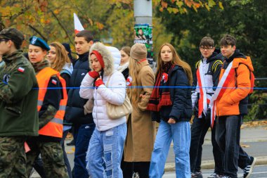 Wroclaw, Polonya - 11 Kasım 2024: Wroclaw 'da Neşeli Bağımsızlık Günü Yürüyüşü, Polonya Bayrakları, Öğrencileri ve 11 Kasım' ı Kutlayan Ailelerle Vatanseverlik Yürüyüşü