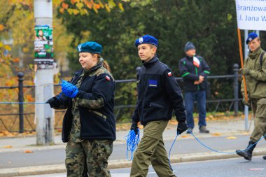 Wroclaw, Polonya - 11 Kasım 2024: Wroclaw 'da Neşeli Bağımsızlık Günü Yürüyüşü, Polonya Bayrakları, Öğrencileri ve 11 Kasım' ı Kutlayan Ailelerle Vatanseverlik Yürüyüşü