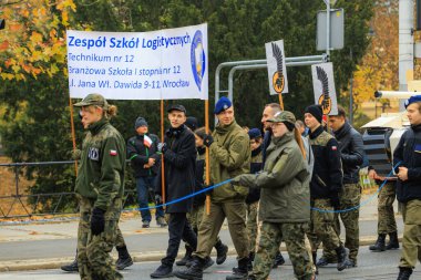 Wroclaw, Polonya - 11 Kasım 2024: Wroclaw 'da Neşeli Bağımsızlık Günü Yürüyüşü, Polonya Bayrakları, Öğrencileri ve 11 Kasım' ı Kutlayan Ailelerle Vatanseverlik Yürüyüşü